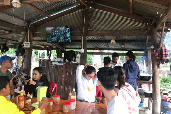 តូបលក់បបរ និងគុយទាវនៅក្នុងភូមិ